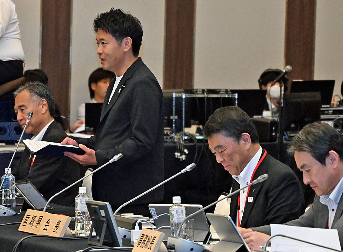 toonippo's tweet card. 青森市で開かれた全国知事会議は最終日の24日、人口減少問題への対応や排外主義の否定を掲げた「青森宣言」を採択した。参院選で主要な争点となった減税論に対し「代替財源なき減税など将来世代につけを回すような施策ではない国づくりを」と主張。全国知事会長の村井嘉浩宮城県知事は、記者会見で「消費税の減税分を国債発行で賄えば間違いなく将来につけが回る。厳しい目でチェックしていきたい」と語り、衆参で与党が少...