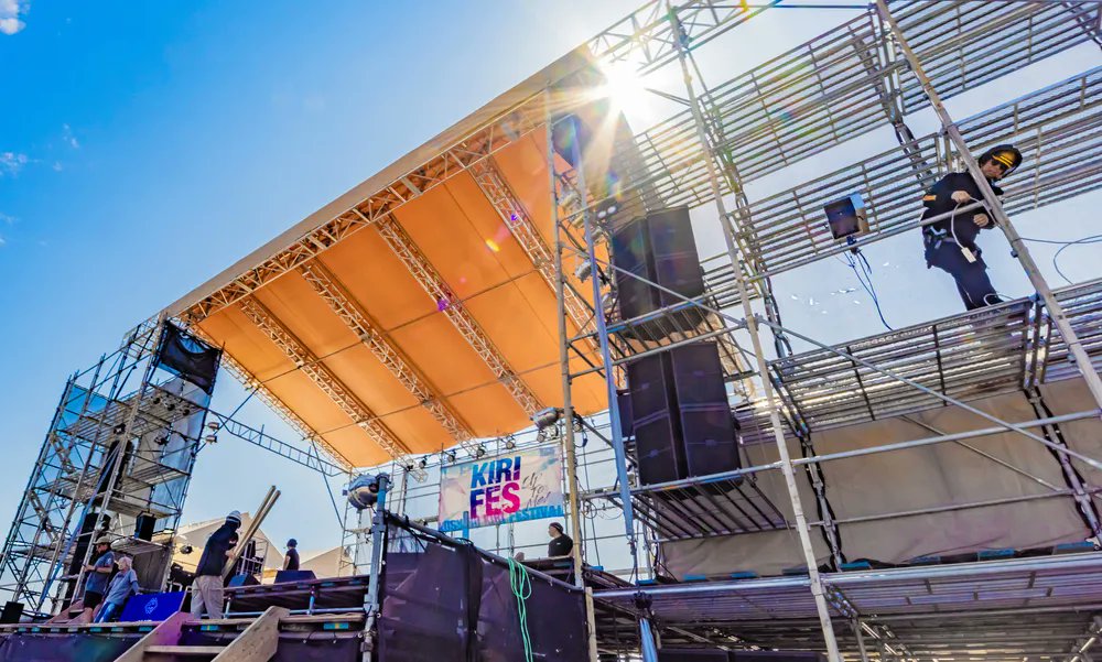 kokokara_news's tweet card. 釧路、根室管内は「夏祭り」シーズンの本番を迎えた。例年なら夏でも冷涼な気候もPRするが、24日は両管内で最高気温が35度以上の「猛暑日」を記録。運営関係者は来場者向けに氷で冷やした飲料水を用意したり、...