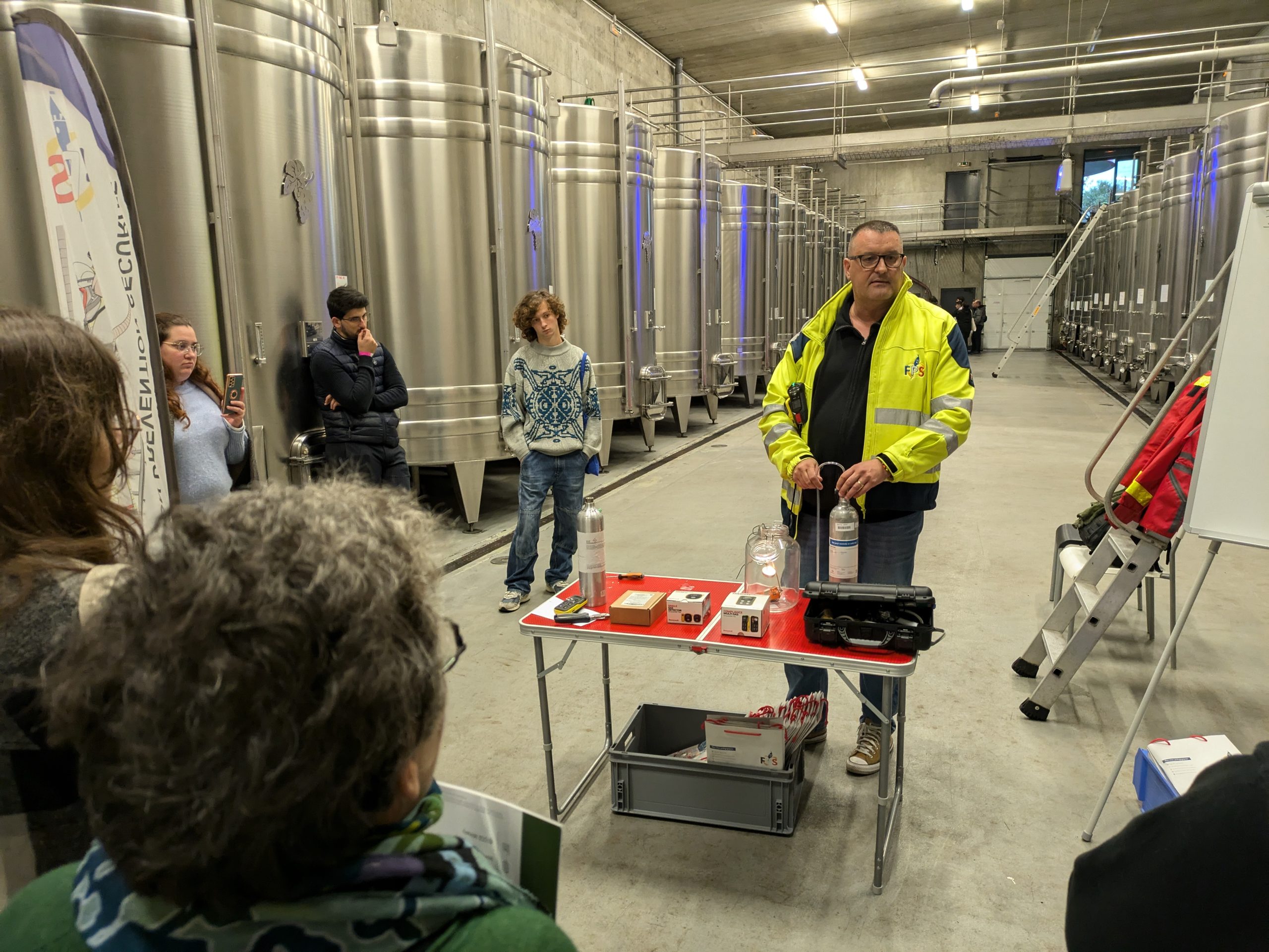 PRC_CNRS's tweet card. Après le décès d’un viticulteur du Chinonais, prévenir le risque d'intoxication au CO2 reste un enjeu crucial pendant la vinification.