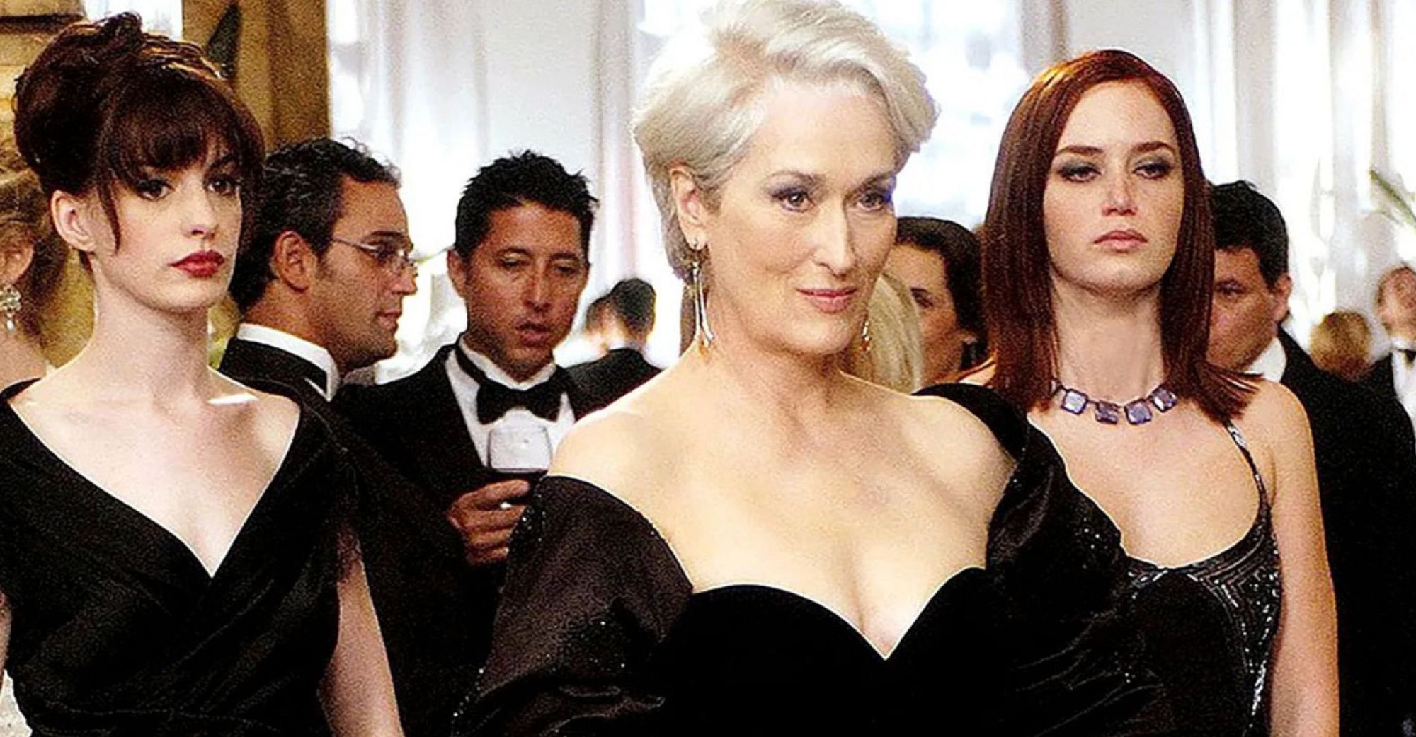 Shangaycom's tweet card. Ya circulan por redes imágenes del rodaje de la segunda parte de 'El diablo viste de Prada', con Hathaway y Streep caminando por las calles de Nueva York.