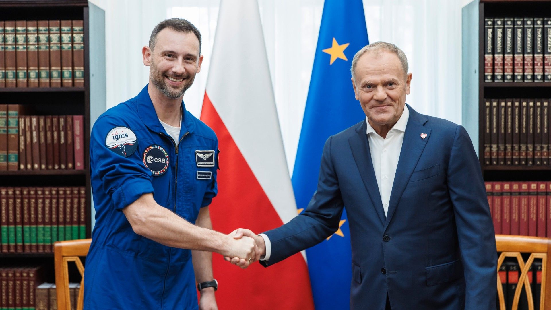 RafSkrzypczyk's tweet card. 24 lipca br. premier Donald Tusk spotkał się z polskim astronautą dr Sławoszem Uznańskim-Wiśniewskim. W trakcie wspólnej konferencji zapowiedziano plany stworzenia nowego ośrodka Europejskiej Agencji...