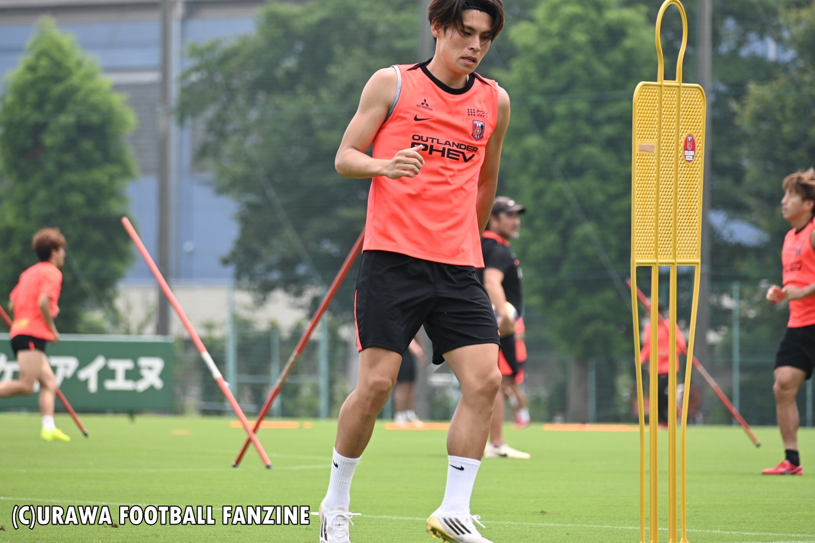 kaba_urawa's tweet card. プレミアムコーナー「西部謙司、レッズ戦術解説」。数多くのサッカー戦術本を出版している、戦術解説家・西部謙司氏が、毎月ピックアップした浦和レッズのゲームをレビューします。浦和 ４－１ 湘南未消化試合だった第21節がミッドウィークに開催され、浦和はホームで湘南に４－１で勝利しました。前節に続いて先発の小森飛絢が初得点。昨年