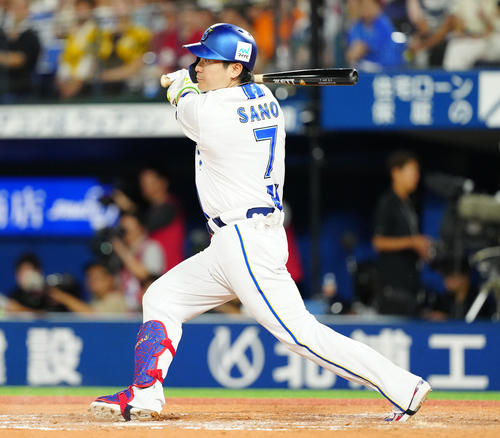 saito_nikkan's tweet card. 全セのDeNA佐野恵太外野手（30）が、マイクをつけた中で打席に立ち、まさかの併殺打に顔を赤らめた。3点を追いかける9回無死一塁で打席が回ると「初球の真っすぐ… - 日刊スポーツ新聞社のニュースサイト、ニッカンスポーツ・コム（nikkansports.com）