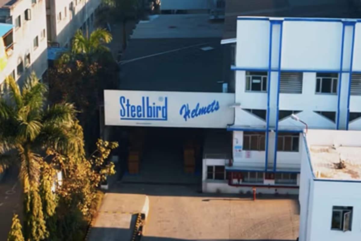 AUTONDTV's tweet card. Steelbird boosts helmet production, invests in carbon fiber tech, and plans 15 new models this year.