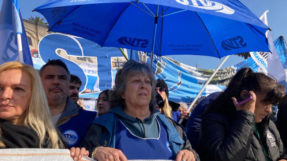 EnfoqueSindical's tweet card. Graciela Aleñá, secretaria general del gremio, advirtió que la medida “está argumentada en base a informes apócrifos del Ministerio de Desregulación” y cuestionó que el decreto “nada menciona sobre...