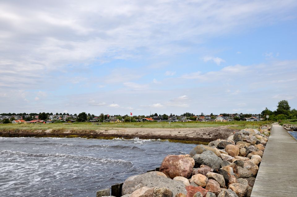 ViaRitzau's tweet card. Efter store mængder regn mandag og tirsdag indfører Næstved Kommune nu badeforbud ved Vesterhave Strand ved Karrebæksminde. Det skyldes et overløb fra kloakker i området.