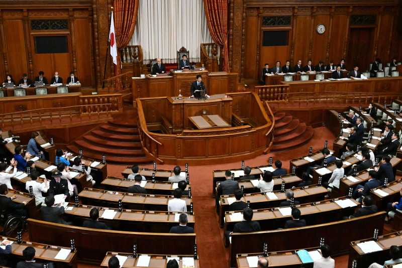 qLlq0dDeBisYLmC's tweet card. 　自民党は、野党が求めるガソリン税の暫定税率廃止について、8月1日召集の臨時国会で関連法案を成立させる検討に入った。参院選の結果、衆参両院で少数与党に転落し、野党の要求を受け入れる必要があると判断し