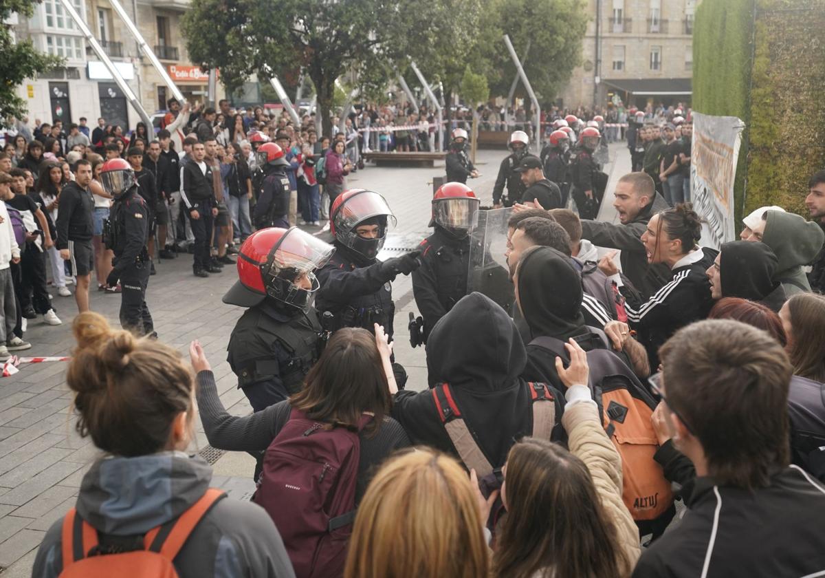 vox_vasco's tweet card. Le responsabiliza de los altercados en Vitoria y Azpeitia y le acusa de actuar con «lógicas autoritarias del pasado»