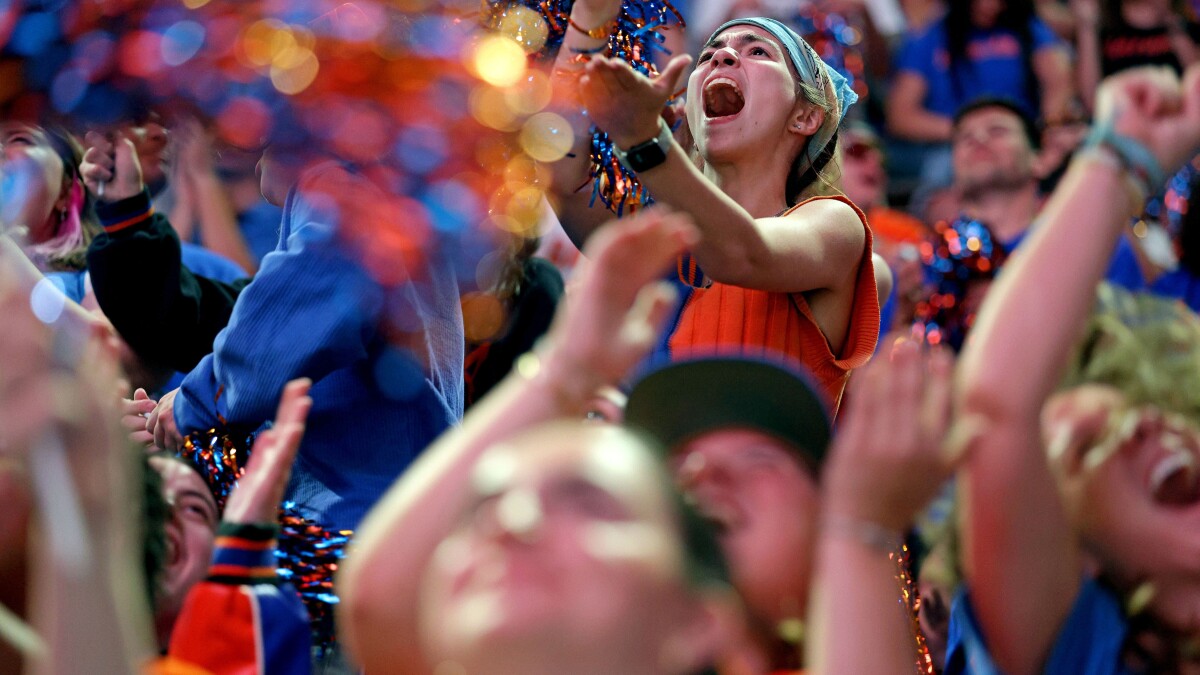HandlerLiana's tweet card. It was the scream heard ‘round Gainesville and, perhaps, all of collegiate sports. A thunderous clangor rang out from the more than 11,000 fans wedged together at the Stephen C. O'Connell Center. The...