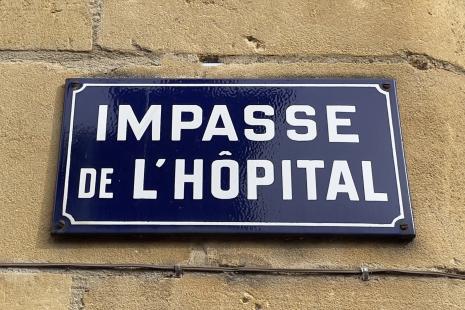 leQdM's tweet card. Les pertes des hôpitaux publics ont atteint « de 2,7 à 2,9 milliards d'euros » en 2024, après 2,3 milliards d'euros en 2023, s’amplifiant à un niveau record depuis 2005, selon une première estimation...