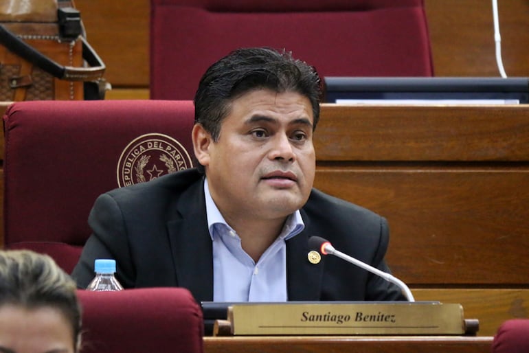 JorgeRolonLuna's tweet card. Cinthia González, viuda del periodista asesinado Leo Veras, denunció que el diputado colorado Santiago Benítez intentó sobornarla para favorecer a Waldemar Rivas Días, alias “Cachorrão”, principal...