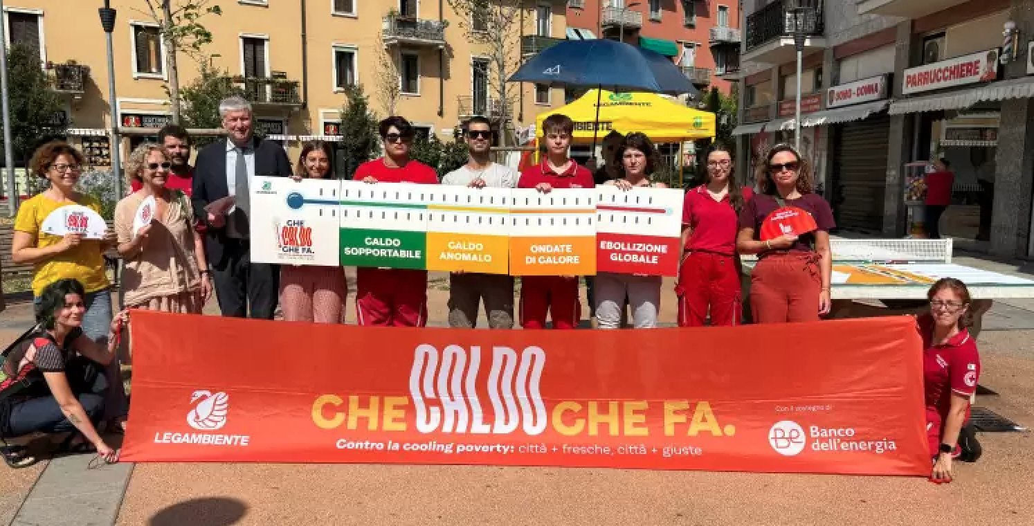 Greenreport_it's tweet card. Su certe superfici, a Milano, ci si potrebbe tranquillamente rompere sopra un uovo e farselo fritto. Non è un’esagerazione, considerando che le temperature delle superfici nel capoluogo lombardo arriv