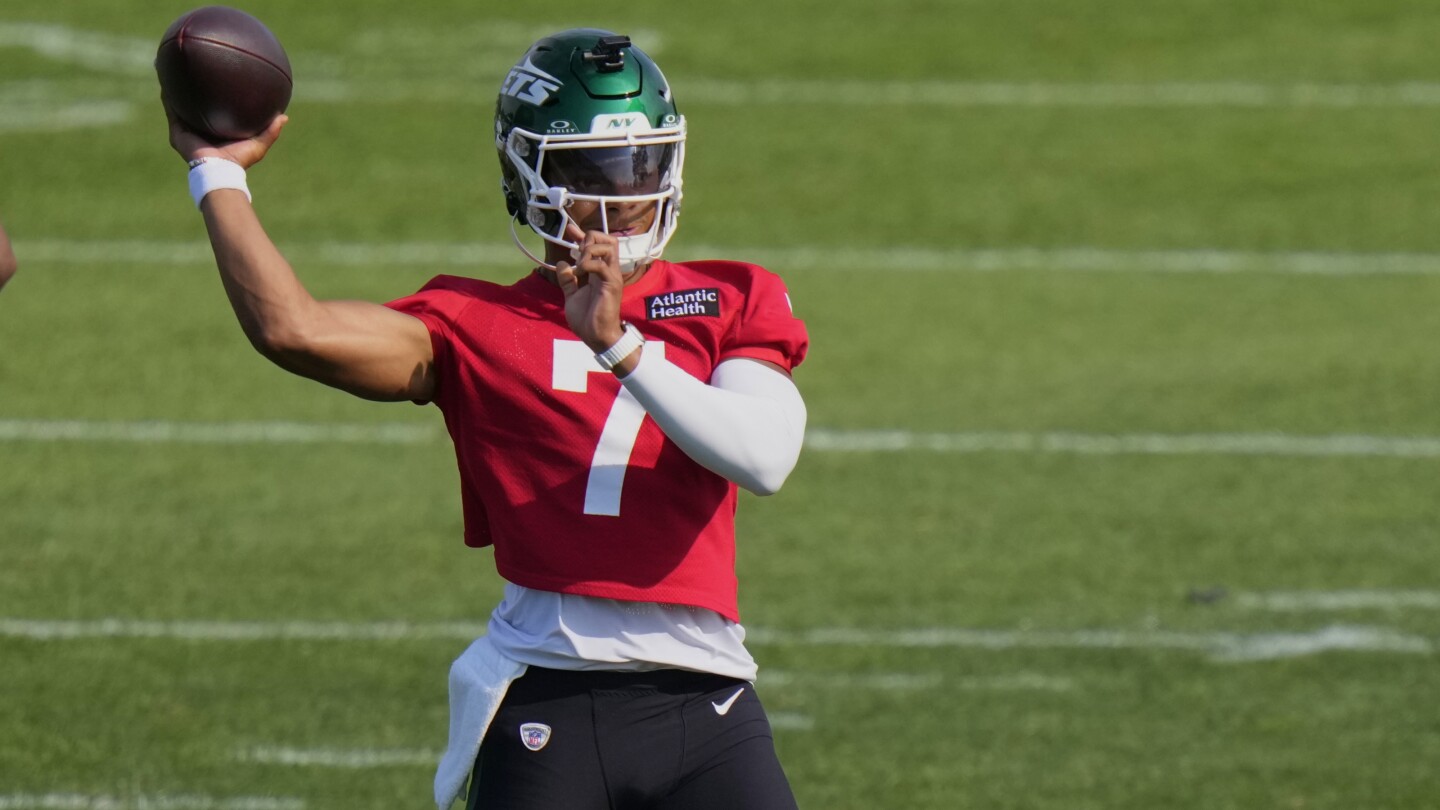 jcohenap's tweet card. New York Jets quarterback Justin Fields has been carted off the practice field with an apparent lower leg injury.