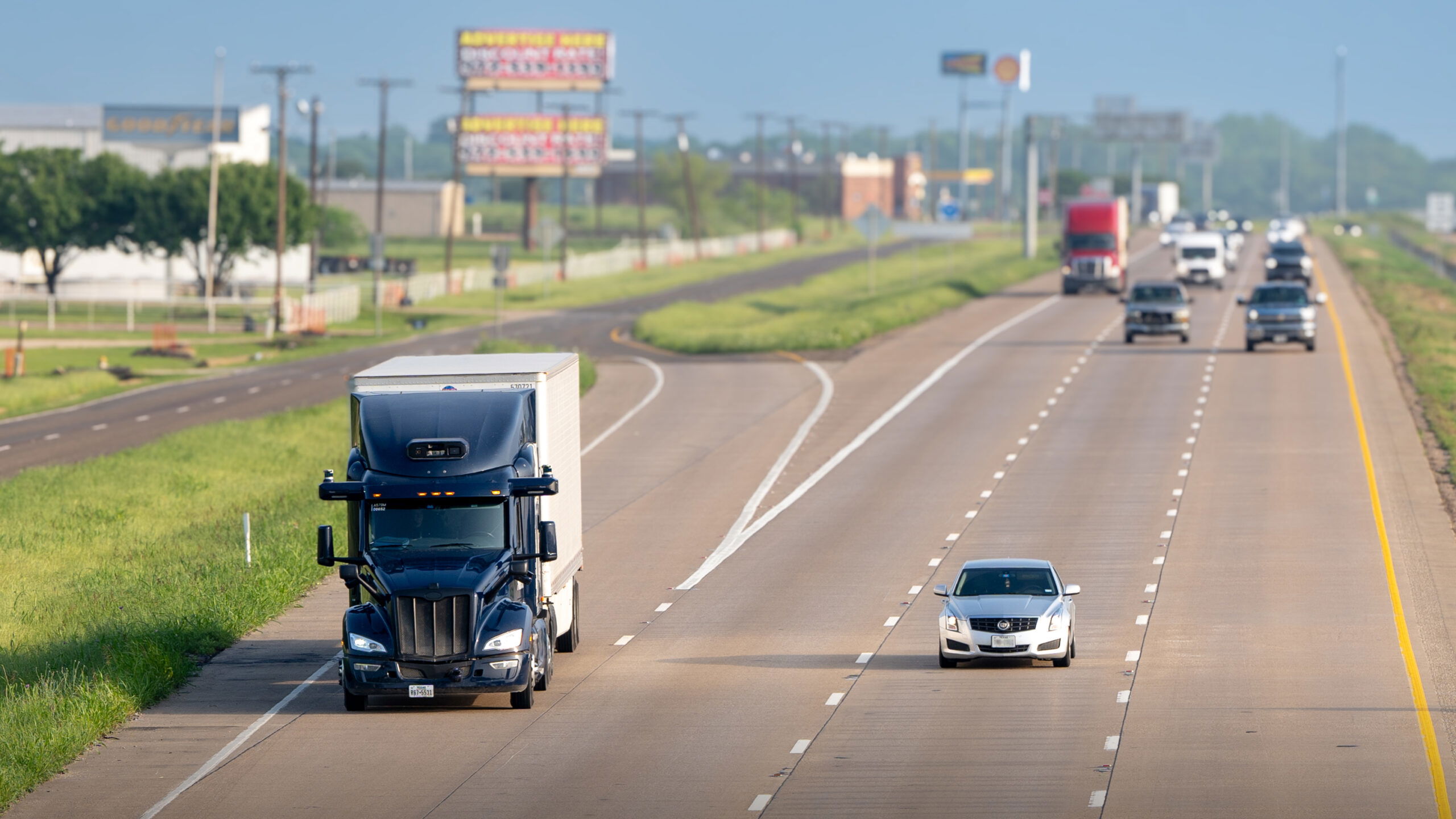 UberFreight's tweet card. The company’s autonomous freight service, operating without a human driver onboard, is now making regular deliveries between Dallas and Houston.