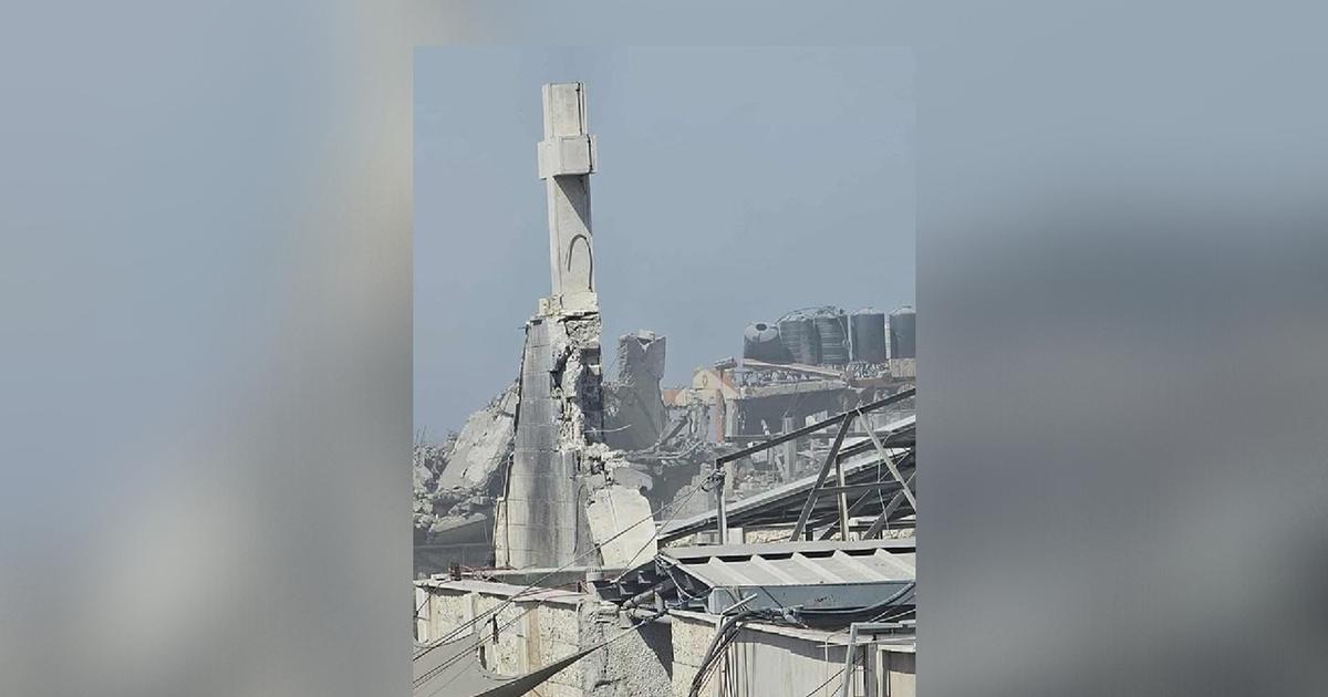 PereDanziec's tweet card. Un drone israélien aurait ciblé ce jeudi le toit de cette église, faisant trois morts et plusieurs blessés, dont le curé de la paroisse. Environ 450 personnes sont réfugiées dans les bâtiments de la...