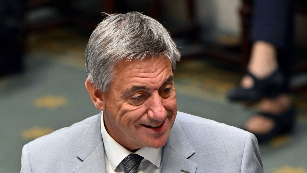 EleSimonet's tweet card. Entre 2024 et 2070, les dépenses sociales devraient augmenter de 1,7 point de pourcentage du PIB, et non de 3,6 points comme encore prévu l'an dernier, selon le Comité d'étude sur le vieillissement.