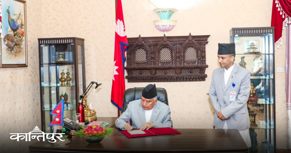 ekantipur_com's tweet card. राष्ट्रपति रामचन्द्र पौडेलले संवैधानिक परिषद्सम्बन्धी विधेयक संसद्‍मा फिर्ता पठाएका छन् । राष्ट्रपतिले विधेयकमाथि पुनर्विचार गर्नका लागि बिहीबार फिर्ता पठाएका हुन् । 