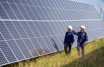 ERenovables's tweet card. La compañía, que cuenta con mas de 4 GW de capacidad operativa en tecnologías renovables, ha obtenido dos mil millones de euros a través de dos operaciones de refinanciación en...