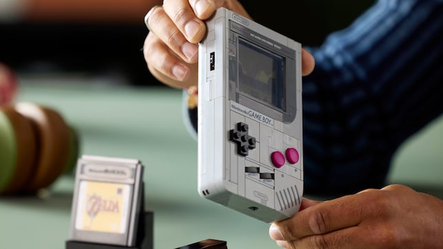 MeriStation's tweet card. Lanzará una réplica casi a escala real de la Game Boy que incluye cartuchos intercambiables de Zelda y Mario.