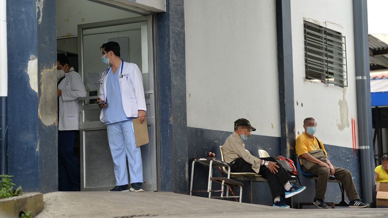 arpassv's tweet card. La crisis en el ministerio de salud se agudiza con el despido de médicos especialistas, señalan organizaciones y sindicatos. En tanto, el MINSAL anunció plazas para 25 especialidades en el nuevo...