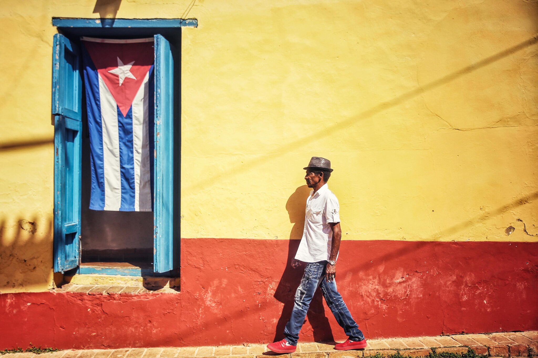 worldcrunch's tweet card. Cuba has long been a country where very few people work, the fields do not produce, and it is one of the most aged countries in Latin America. A revolution that is no more.
