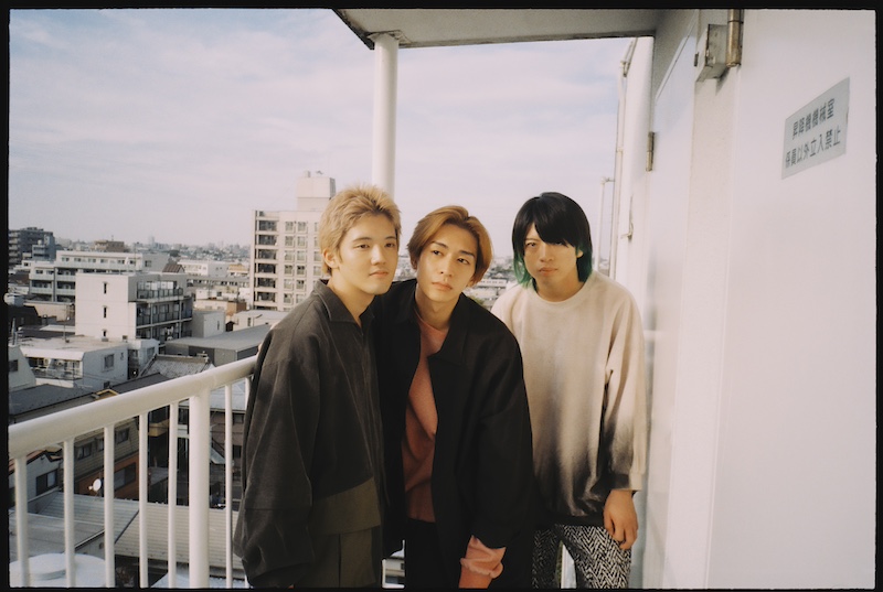 Billboard_JAPAN's tweet card. 　ammoが、新曲「アイスクリンラブ」を本日リリースした。　今作は、至る所に「夏」ワードが散りばめられたサマー・チューン。溶けるアイスと“あなた”を岡本優星（Vo.）の文学的で小説的、独創的に韻を踏んだ歌詞で表現しているという。　また、夏を感じさせるショートムービーも各SNSにて公開。なかなかアイ…