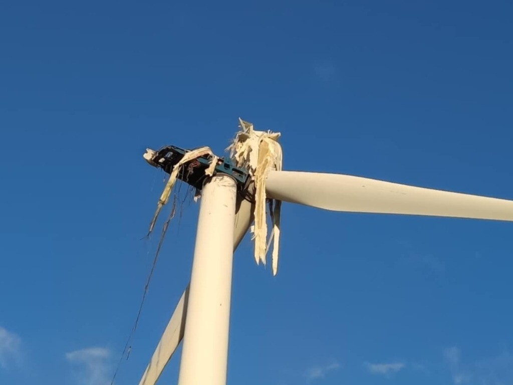 rahmnus's tweet card. Alors qu'une équipe de maintenance travaillait sur le site éolien à Fresnes-en-Saulnois mercredi, une éolienne s'est emballée et a explosé. Une pale s'est écrasée au sol.