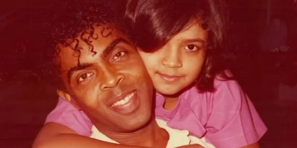 gzhdigital's tweet card. Cantor compartilhou vídeo com imagens da filha, entre elas, alguns registros de quando ambos dividiram o palco
