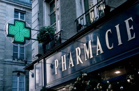 leQPH_fr's tweet card. Samedi 19 juillet, une pharmacie de Seine-et-Marne a reçu l'appel à l'aide d'une victime de violences conjugales. Grâce à une stratégie mise en place par l’équipe officinale, la police et la jeune...