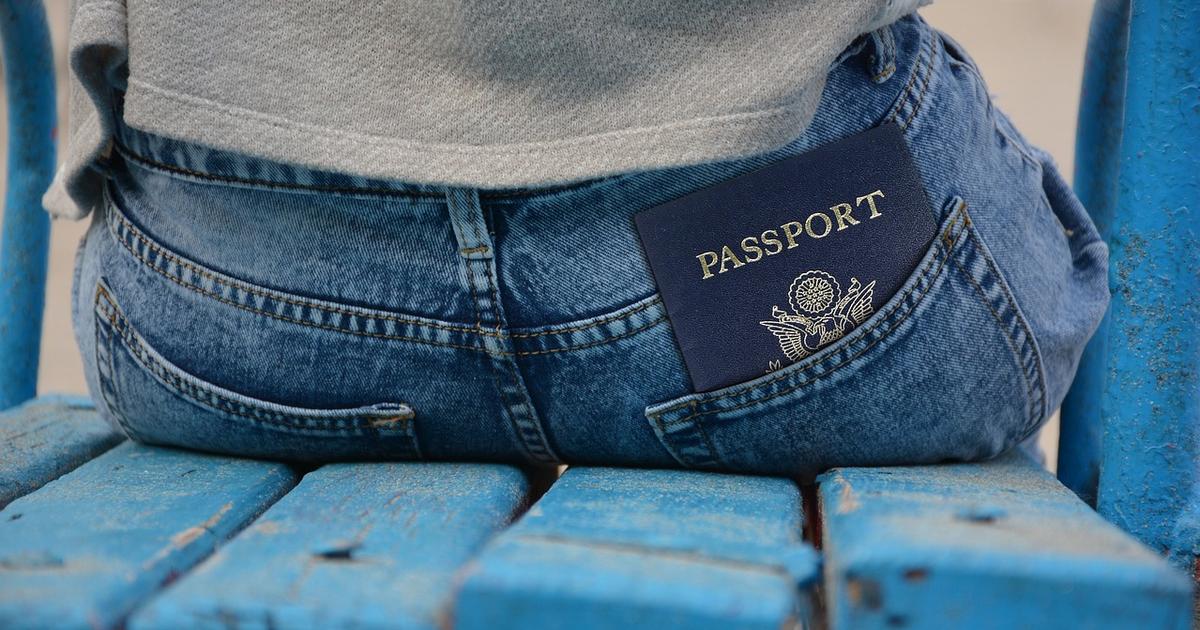 courrierinter's tweet card. Pour un simple oubli de deuxième prénom sur son visa, Jill a failli être refoulée à la frontière vietnamienne, raconte-t-elle au site d’information “Business In...