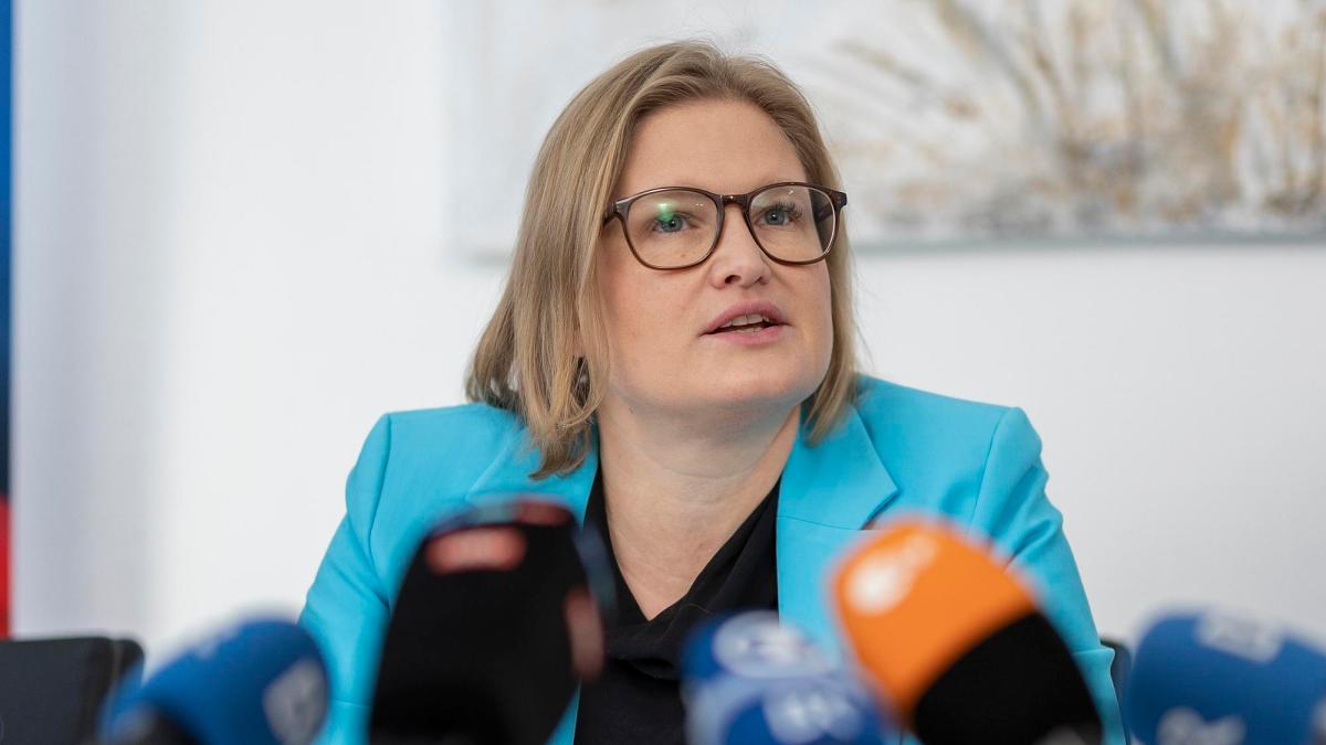 durrwanget's tweet card. Rede-Verbot und tobende Abgeordnete: Wie die Sitzung vor der Sommerpause im bayerischen Parlament völlig aus dem Ruder lief.