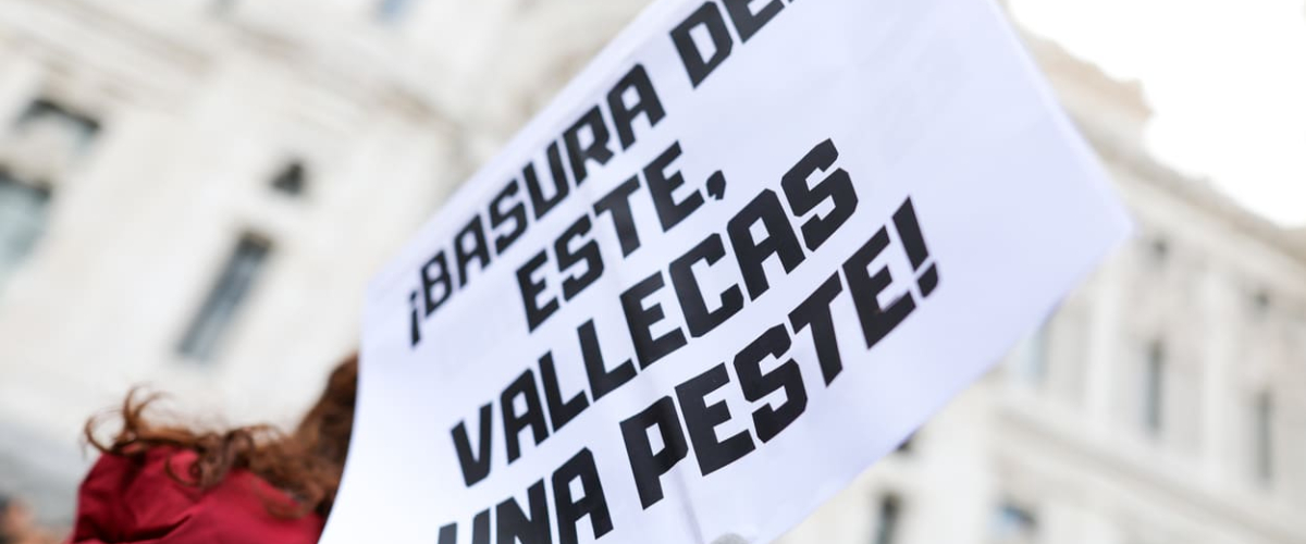 DCNAsoc's tweet card. Calor asfixiante y montañas de basura: la 'condena' de Almeida a los barrios del sureste de Madrid