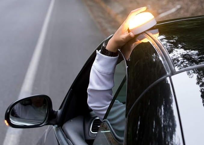 24heconomia's tweet card. Parece un día cualquiera, pero el 1 de enero de 2026, si sales a la carretera sin la luz de emergencia V16 conectada, puedes llevarte una sorpresa desagradable. La Dirección General de Tráfico (DGT)...