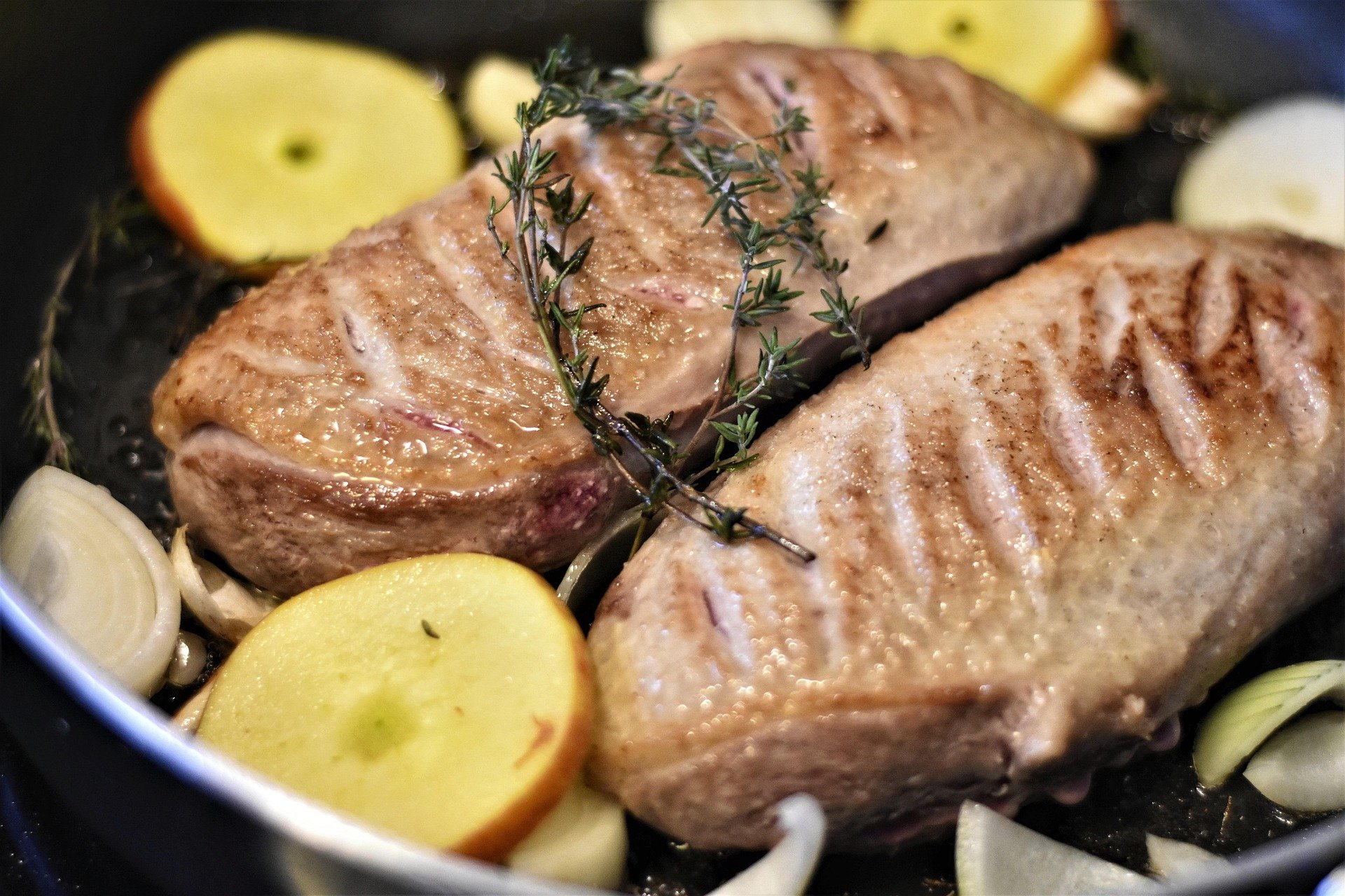 MitAktien's tweet card. Der wissenschaftliche Beirat für Agrarpolitik empfiehlt, die Steuern auf Fleisch zu erhöhen und den Verkauf von Ersatzprodukten zu fördern. Außerdem wird empfohlen, das Kaufverhalten zu analysieren.
