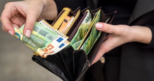 ucesha's tweet card. El Gobierno aplicará una nueva subida salarial a los empleados públicos tras activarse la cláusula ligada al IPC.