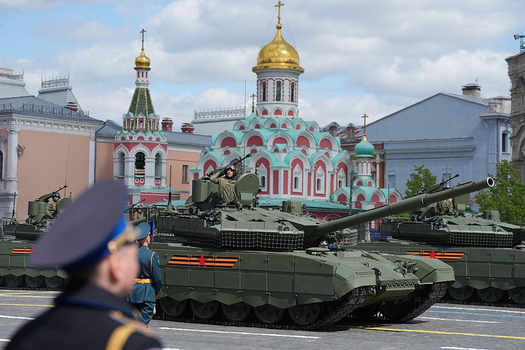 GuntramWolff's tweet card. A contracting economy and low oil prices are signs of potential constraint on Russia’s ability to maintain its military capabilities