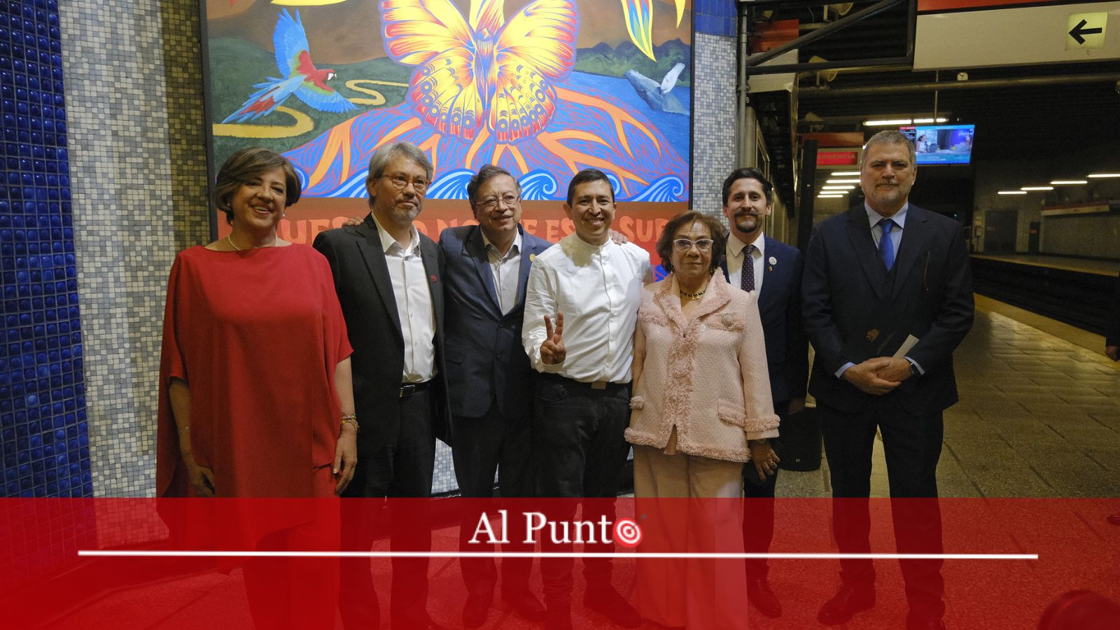 AlPuntoCol's tweet card. Gustavo Petro dejó una mariposa amarilla en pleno Metro de Santiago: un mural que grita unidad latinoamericana y resistencia cultural.