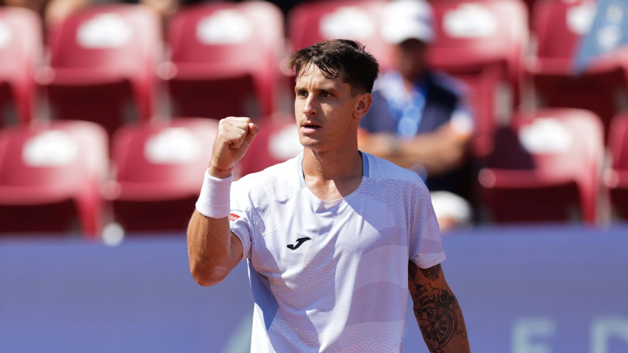 ESPNtenis's tweet card. Pablo Llamas Ruiz se había retirado al vestuario para recibir atención médica y no soportó el dolor: 6-4, 5-2 y abandono.