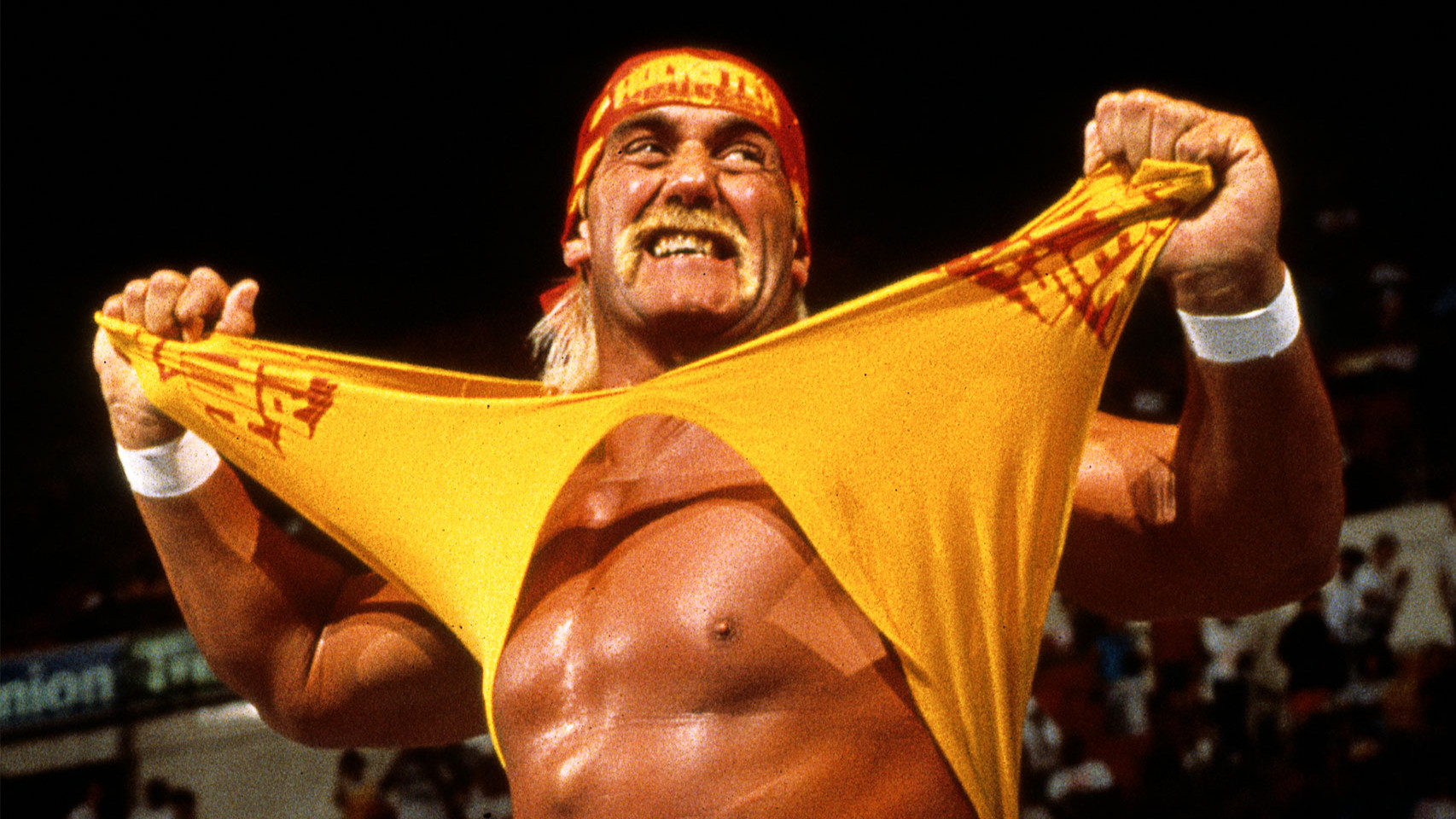 Contralona's tweet card. Terry Bollea, conocido como Hulk Hogan, ha fallecido a sus 71 años de edad, según reportes, debido a un paro cardíaco.