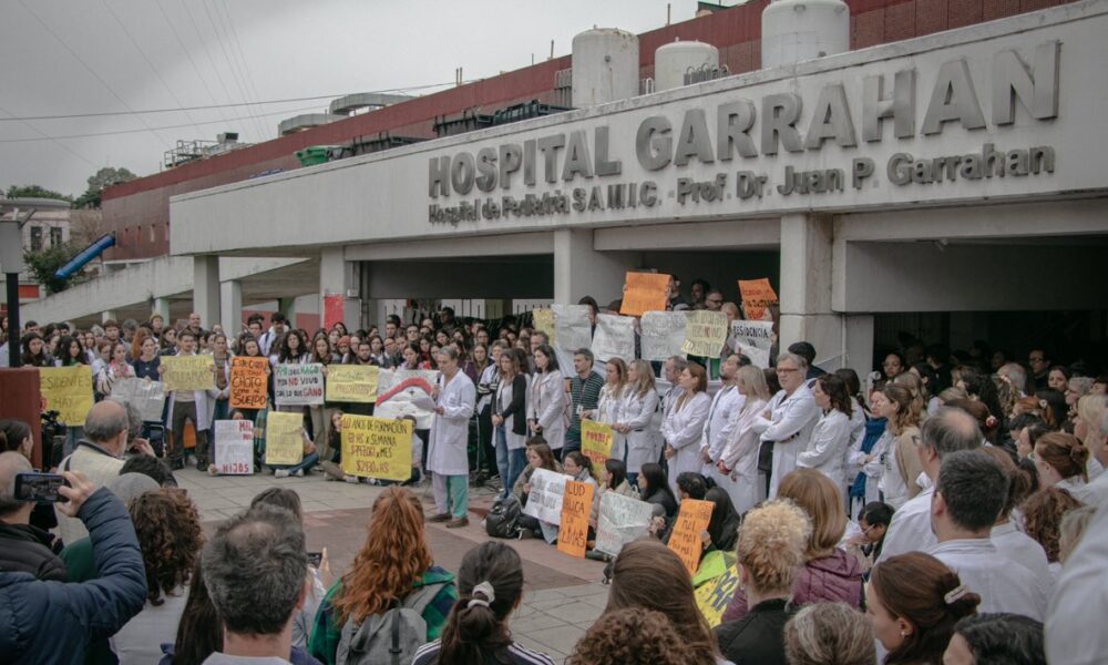 MundoGremial's tweet card. Los trabajadores de la salud se unen a la comunidad universitaria para exigir presupuesto y salarios, preparando una movilización de alcance federal.
