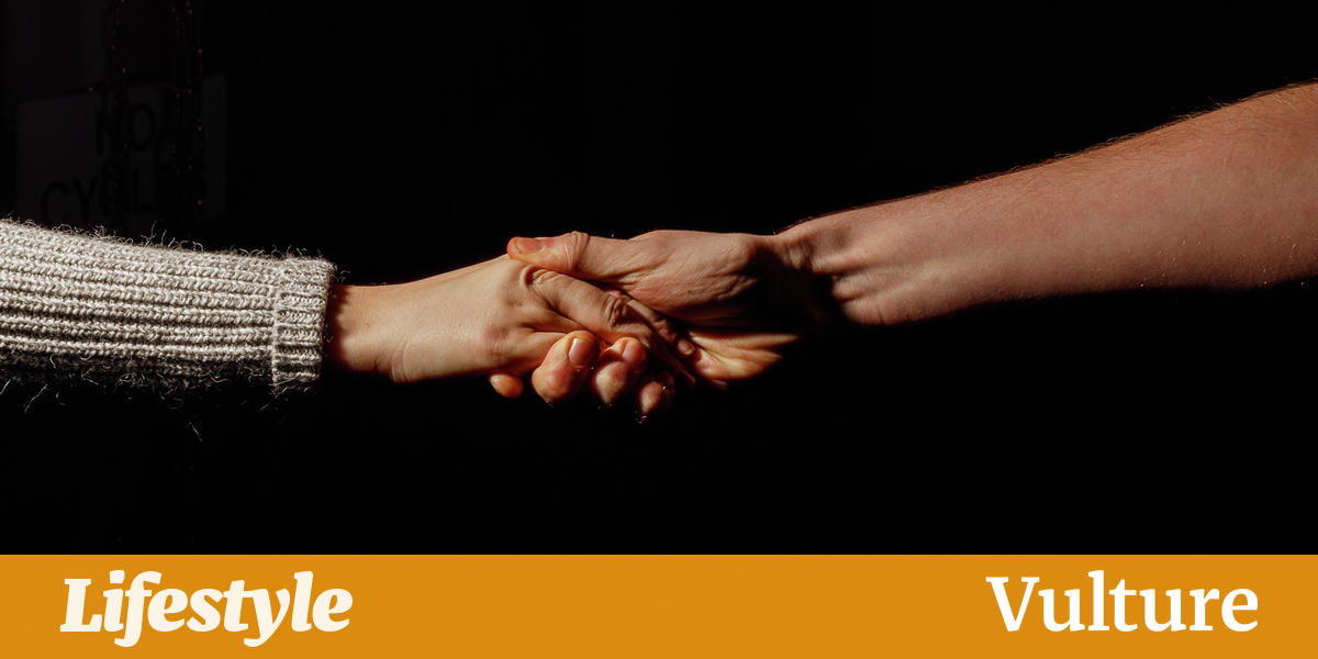 VarsityUK's tweet card. A guide to maintaining long-distance friendships while at Cambridge