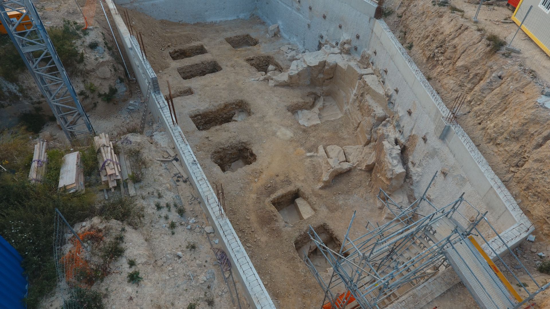 AltresBcn's tweet card. La construcció d'un edifici a La Marina de Port ha deixat al descobert les restes d'una pedrera d'època romana datada entre els segles I i II aC.