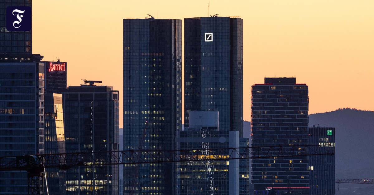 FAZ_Wirtschaft's tweet card. Die Deutsche Bank steigert Erträge und Vorsteuergewinn. Das Institut ist für dieses Jahr auf der Zielgeraden. Doch für einen europäischen Champion reicht das noch nicht.