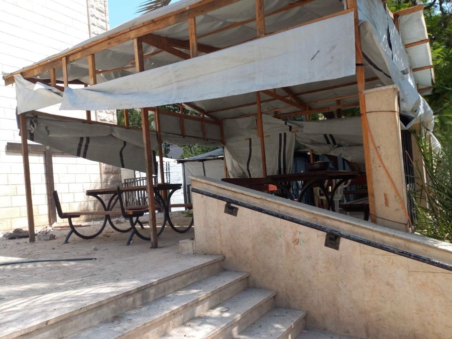 _CARITAS's tweet card. Esta mañana, un proyectil ha impactado en la Iglesia de la Sagrada Familia en Gaza, donde cientos de personas desplazadas buscaban refugio.