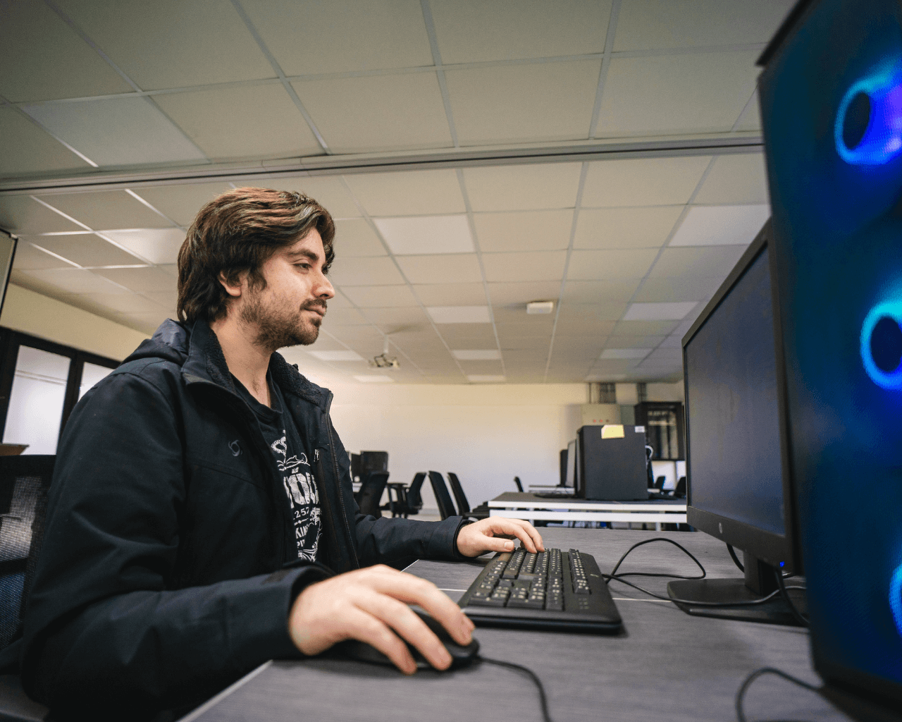 UTalca's tweet card. José Rojas, ingeniero en Desarrollo de Videojuegos y Realidad Virtual de la Universidad de Talca, apareció en la Lista Forbes 30 Under 30, por el trabajo que realiza en su compañía Time Hunters...