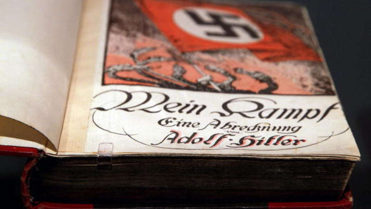 rfidecryptage's tweet card. C'est sans aucun doute l'un des livres les plus sulfureux qui soient. Il y a 100 ans paraissait Mein Kampf, le manifeste politique d'Adolf Hitler. 800 pages rédigées en prison, 8 ans avant que Hitler…