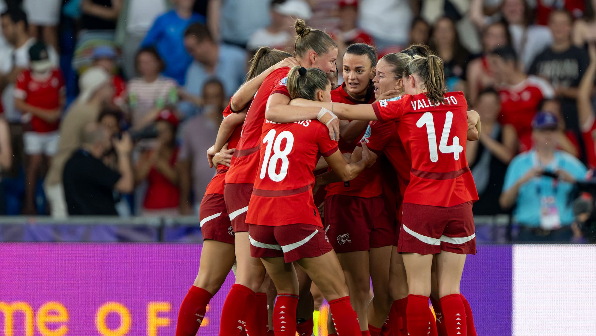 mf_ch's tweet card. La RTS a dévoilé ses chiffres d'audience pour le match de l'Euro 2025 entre la Suisse et la Norvège. Jamais une rencontre de football féminin n'avait attiré autant de monde sur la chaîne publique.