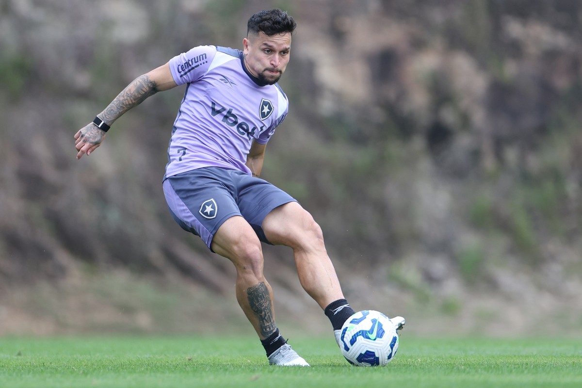 JornalOGlobo's tweet card. Ausência no treino desta quinta, atacante sentiu incômodo no local em duas ocasiões na última quarta-feira e fará novos testes amanhã para definir participação no jogo