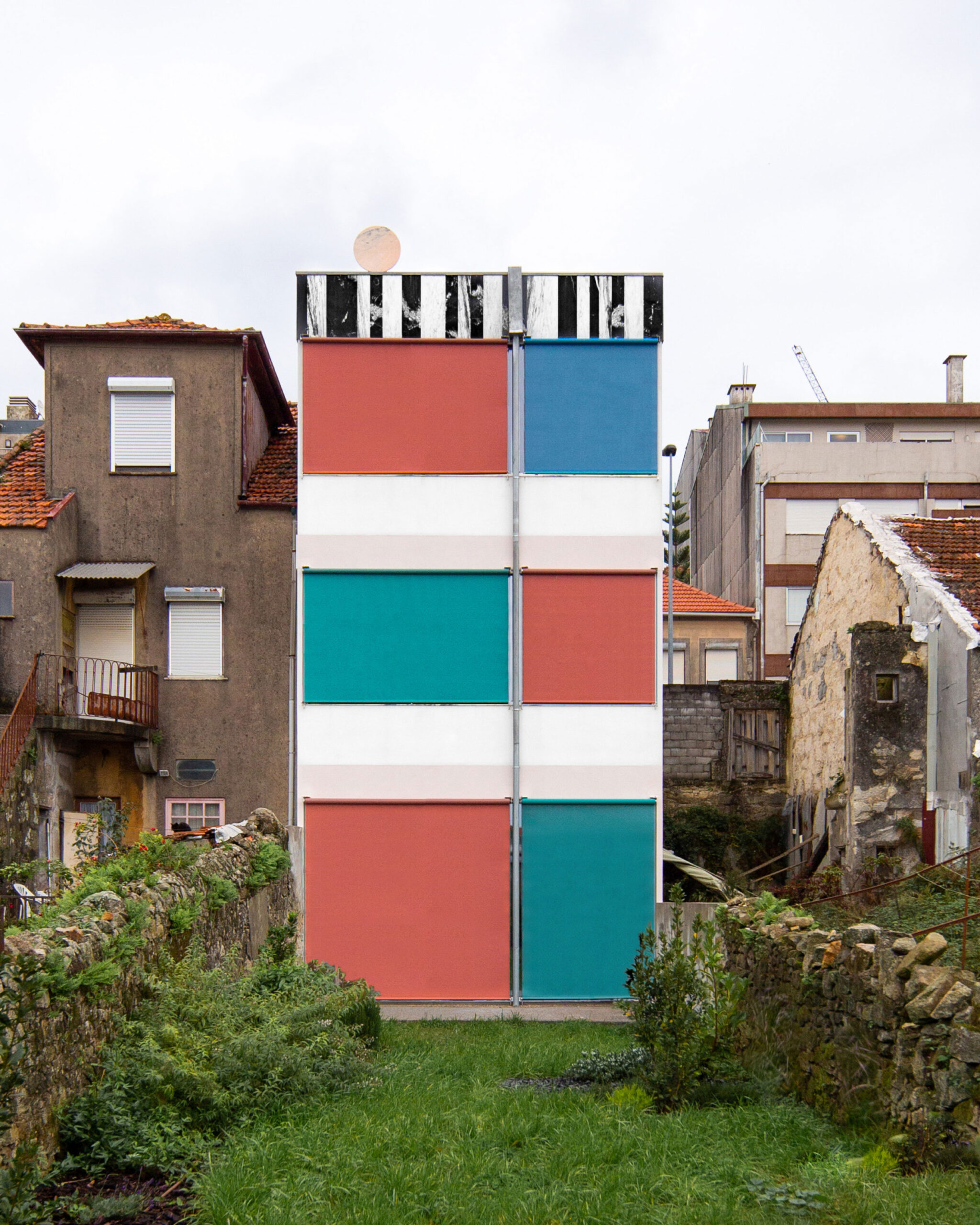 archiphoto's tweet card. ファラによる、ポルトガル・ポルトの住宅「suspended house」です。 開発が進む地域に計画 […]