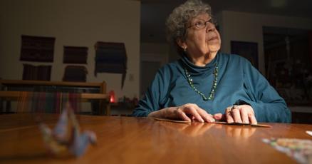 Laura_Scheer's tweet card. Bonnie Tarses, a longtime weaver and textile artist, has folded 44 sets of a thousand cranes and wanted to aim higher.